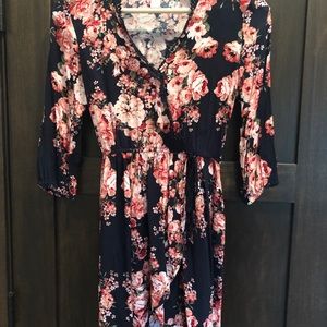 Long sleeve floral dress with lace detail 🌺🌸